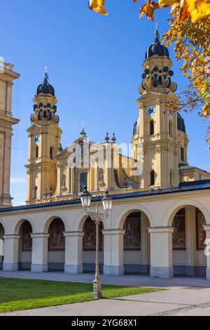 La chiesa Teatina di Monaco di Baviera è stata girata dalla zona di Hofgarten in autunno. Foto Stock