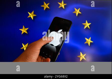 Polonia. 6 novembre 2024. In questa immagine, un logo Apple viene visualizzato su uno smartphone con la bandiera dell'Unione europea sullo sfondo. (Credit Image: © Omar Marques/SOPA Images via ZUMA Press Wire) SOLO PER USO EDITORIALE! Non per USO commerciale! Foto Stock