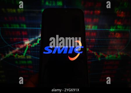 Polonia. 6 novembre 2024. In questa immagine, un logo Smic viene visualizzato su uno smartphone con percentuali di mercato azionario sullo sfondo. (Credit Image: © Omar Marques/SOPA Images via ZUMA Press Wire) SOLO PER USO EDITORIALE! Non per USO commerciale! Foto Stock