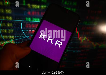 Polonia. 6 novembre 2024. In questa immagine, un logo KKR viene visualizzato su uno smartphone con percentuali di mercato azionario sullo sfondo. (Credit Image: © Omar Marques/SOPA Images via ZUMA Press Wire) SOLO PER USO EDITORIALE! Non per USO commerciale! Foto Stock