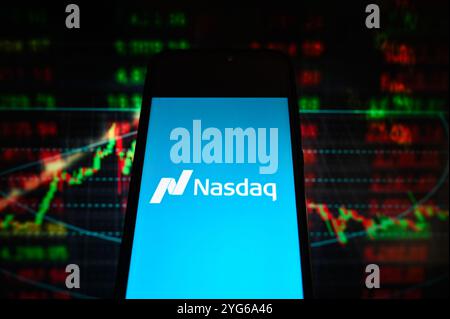 Polonia. 6 novembre 2024. In questa immagine, un logo Nasdaq viene visualizzato su uno smartphone con percentuali di mercato azionario sullo sfondo. (Credit Image: © Omar Marques/SOPA Images via ZUMA Press Wire) SOLO PER USO EDITORIALE! Non per USO commerciale! Foto Stock