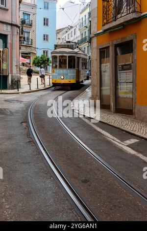 Lisbona, Portogallo - 4 giugno 2024 - rua Poiais de Sao Bento vuoto a Lisbona e binari tranviari, Portogallo Foto Stock