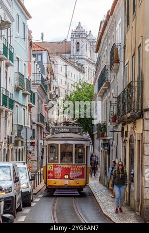 Lisbona, Portogallo - 4 giugno 2024 - rua Poiais de Sao Bento vuoto a Lisbona e binari tranviari, Portogallo Foto Stock