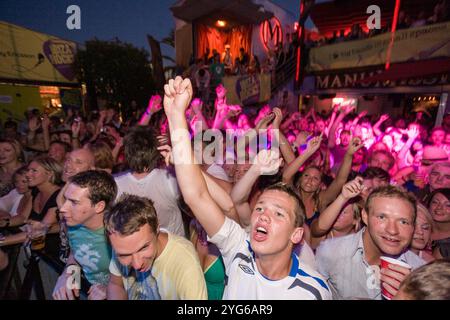 Folla per le scimmie artiche che si esibiscono al Bar M, Ibiza, 1 settembre 2007, Ibiza, Spagna. Foto Stock