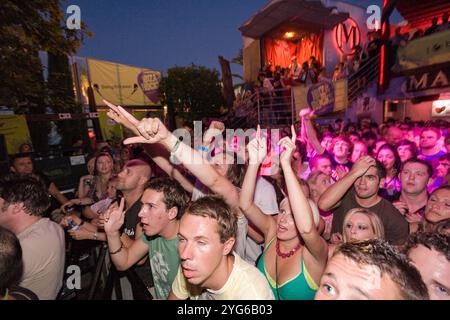 Folla per le scimmie artiche che si esibiscono al Bar M, Ibiza, 1 settembre 2007, Ibiza, Spagna. Foto Stock