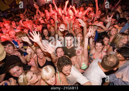 Folla per le scimmie artiche che si esibiscono al Bar M, Ibiza, 1 settembre 2007, Ibiza, Spagna. Foto Stock