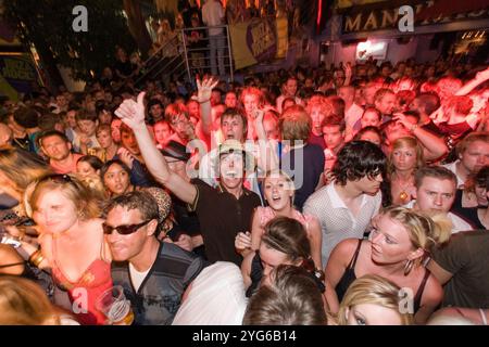 Folla per le scimmie artiche che si esibiscono al Bar M, Ibiza, 1 settembre 2007, Ibiza, Spagna. Foto Stock