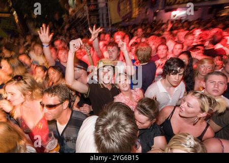 Folla per le scimmie artiche che si esibiscono al Bar M, Ibiza, 1 settembre 2007, Ibiza, Spagna. Foto Stock