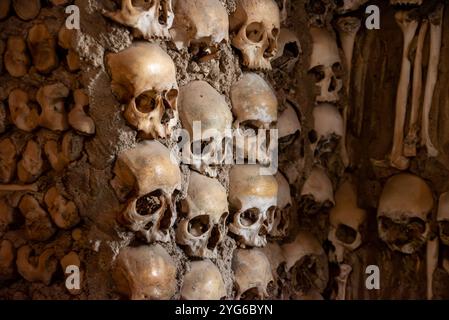 Evora, Portogallo - 06 giugno 2024 - Cappella delle ossa presso la chiesa di San Francesco a Evora, Portogallo, costruita con ossa di monaci Foto Stock