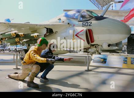 Grumman A-6E Intruder bombardiere per tutte le stagioni e un turista che imita un modello di un membro dell'equipaggio catapultato Museum of Flight Seattle Washington State USA Foto Stock