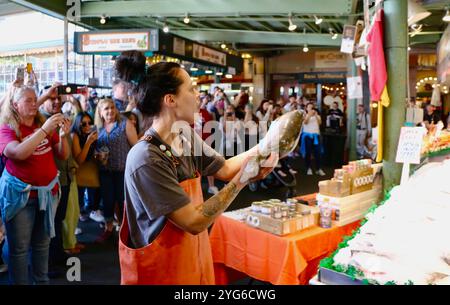 Famoso per il pesce che lancia gli acquisti dei clienti prima di confezionare il Pike Place Fish Market Seattle, Washington State USA Foto Stock