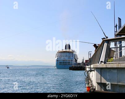 Vista posteriore della nave da crociera Norwegian Cruise Lines, Norwegian Sun ormeggiata con pescatori di canna e lenze, pesca al molo 62 Seattle, Washington, Stati Uniti Foto Stock