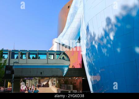 Edificio di architettura moderna del Museo della Cultura Pop con il treno della monorotaia Seattle Centre Alweg che lo attraversa Seattle, Washington State USA Foto Stock