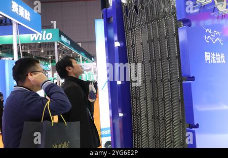 Shanghai. 6 novembre 2024. I visitatori osservano uno scambiatore di calore a piastre con guarnizione semi-saldata presso lo stand di Alfa Laval durante la settima China International Import Expo (CIIE) nella zona orientale di Shanghai, il 6 novembre 2024. Durante il 7° CIIE, molte nuove tecnologie, risultati e prodotti hanno incontrato il pubblico per la prima volta. Crediti: Fang Zhe/Xinhua/Alamy Live News Foto Stock