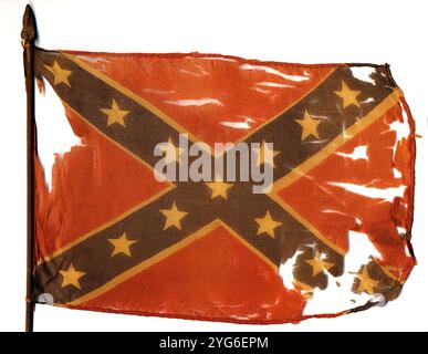 Una bandiera confederata lacerata e usurata adottata e volata dagli stati Uniti meridionali dopo aver tentato di separarsi dall'Unione negli anni '1860 Foto Stock