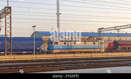 Slavonski Brod, Croazia - 22 ottobre 2024: Locomotiva Croata Cargo alla stazione ferroviaria Sunny Morning. Foto Stock
