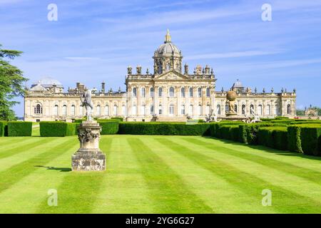 Castle Howard Yorkshire - prati formali sul fronte sud e siepi di Castle Howard, una casa di campagna inglese nel North Yorkshire Inghilterra Regno Unito Europa Foto Stock
