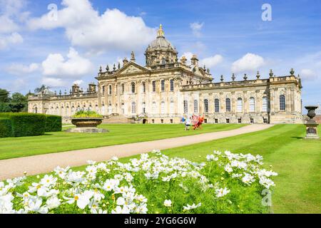 Castle Howard Yorkshire aiuole di fiori e sculture nei giardini - Castle Howard è una casa di campagna inglese nel North Yorkshire Inghilterra Regno Unito Europa Foto Stock