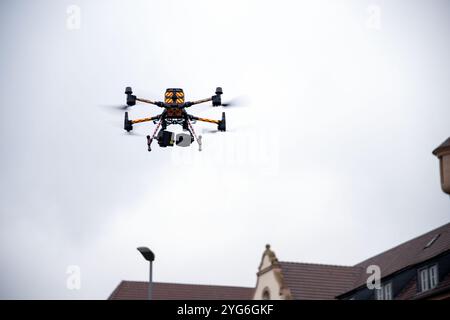 06 novembre 2024, Baviera, Würzburg: Durante una mostra nell'ambito dell'esercitazione antiterrorismo "MainTex 2024", un drone con amplificatore di luce residua e termocamera sorvola i terreni della polizia antisommossa di Würzburg. Foto: Pia Bayer/dpa Foto Stock