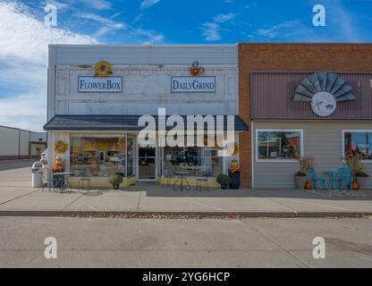Lemmon, South Dakota, Stati Uniti – 27 ottobre 2024: Exterior of the Flower Box e Daily Grind in Main Street Foto Stock