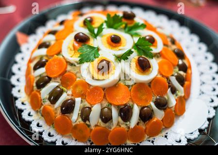 La cosiddetta "insalata russa" è uno dei tanti antipasti tipici piemontesi. Foto Stock