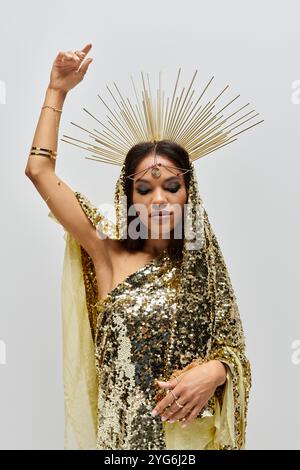 Una splendida dea afroamericana in un abito dorato incarna eleganza e grazia, irradiando bellezza in uno studio. Foto Stock