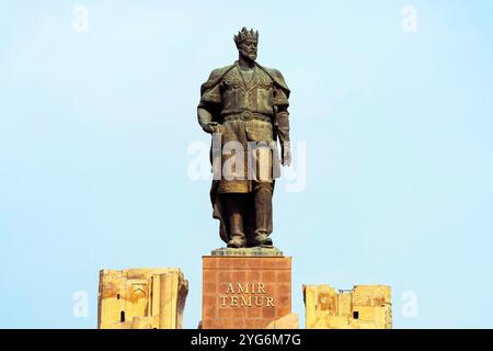 Una statua monumentale di Amir Timur si erge di fronte alle rovine del Palazzo Ak-Saray. Rovine del portale d'ingresso del Palazzo Ak-Saray. L'Ak-Saray Pala Foto Stock