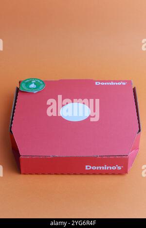 Londra, Regno Unito, 5 novembre 2024:- Una veduta del Domino's 9' Pizza, in un contesto arancione Foto Stock