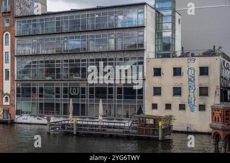 Il Watergate Club, recentemente chiuso lungo le rive del fiume Sprea a Berlino, Germania, Europa Foto Stock