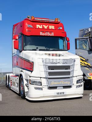 Il carro di trasporto a 6 ruote Neil Yates Racing Scania 730S nell'area del paddock al British Truck Racing Championship Meet 2024, Snetterton, Regno Unito Foto Stock