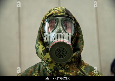 06 novembre 2024, Baviera, Würzburg: Un soldato delle forze armate tedesche indossa una maschera respiratoria. In una sala della Scuola statale dei Vigili del fuoco di Würzburg, la polizia e la Bundeswehr hanno dimostrato congiuntamente le loro abilità nell'ambito dell'esercitazione antiterrorismo "MainTex 2024". Gli scenari di esercizio, che sono stati messi in atto dal 4 novembre, comprendono minacce fittizie da sostanze chimiche, biologiche, radiologiche e nucleari. Foto: Pia Bayer/dpa Foto Stock