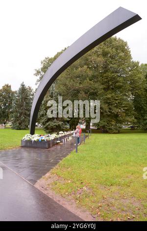 Persone che rendono omaggio al monumento della linea interrotta (di Villu Jaanisoo) - un memoriale alle 852 vittime dell'affondamento del traghetto MS Estonia nel 1994 Foto Stock