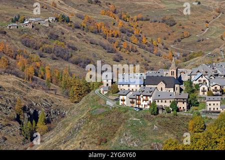 Le Chazelet, un villaggio ben noto delle alpi francesi per escursioni a piedi e sport di montagna Foto Stock