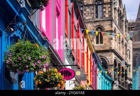 Edimburgo: Die Victoria Street. - Edinburghs berühmte Victoria Street mit seinen unzähligen kleinen Geschäften und Restaurants wie das Oink gehört zu Foto Stock