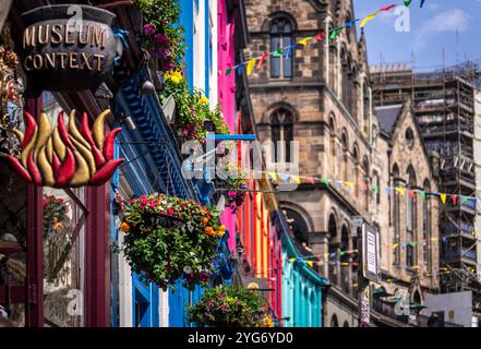 Edimburgo: Die Victoria Street. - Edinburghs berühmte Victoria Street mit seinen unzähligen kleinen Geschäften und Museen gehört zu den größten Atorgot Foto Stock