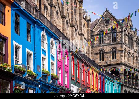 Edimburgo: Die Victoria Street. - Edinburghs berühmte Victoria Street mit seinen unzähligen kleinen Geschäften gehört zu den größten Attraktionen in d Foto Stock