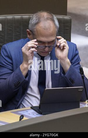 Bruxelles, Belgio. 6 novembre 2024. Il Ministro fiammingo Matthias Diependaele, nella foto, durante una sessione plenaria del Parlamento fiammingo a Bruxelles, mercoledì 6 novembre 2024. BELGA FOTO NICOLAS MAETERLINCK credito: Belga News Agency/Alamy Live News Foto Stock