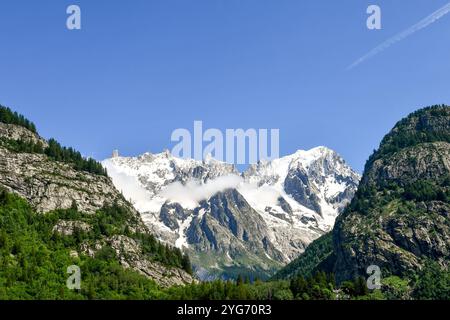 Monte Chetif (2343 m., a sinistra) e Monte de la Saxe (2348 m., a destra), con il massiccio del Monte bianco (4807 m.) sullo sfondo, Courmayeur, Aosta, Italia Foto Stock