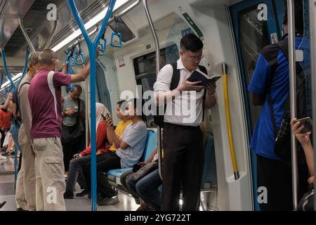 Kuala Lumpur, Malesia. 5 novembre 2024. Un uomo ha visto leggere un libro mentre era su un treno a Kuala Lumpur. Credito: SOPA Images Limited/Alamy Live News Foto Stock