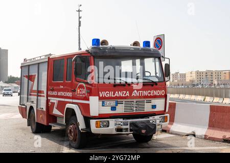 Bari, Italia - 22 settembre 2023: Motopompa antincendio della Vigilanza antincendio a Bari, Italia, pronta all'azione. Immagine simbolica per la protezione antincendio e l'assistenza di emergenza nelle aree urbane *** Feuerwehrfahrzeug der Vigilanza antincendio a Bari, Italien, bereit für den Einsatz. Symbolbild für Brandschutz und Notfallhilfe in städtischen Gebieten Foto Stock