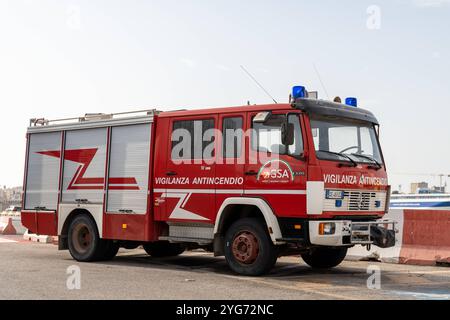 Bari, Italia - 22 settembre 2023: Motopompa antincendio della Vigilanza antincendio a Bari, Italia, pronta all'azione. Immagine simbolica per la protezione antincendio e l'assistenza di emergenza nelle aree urbane *** Feuerwehrfahrzeug der Vigilanza antincendio a Bari, Italien, bereit für den Einsatz. Symbolbild für Brandschutz und Notfallhilfe in städtischen Gebieten Foto Stock