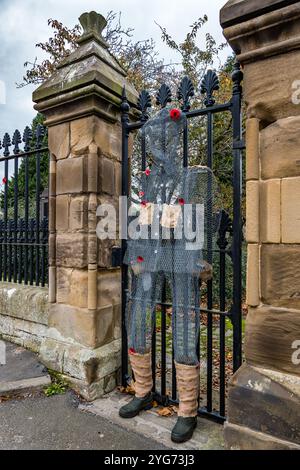 Figura da soldato della prima guerra mondiale creata da una rete metallica di pollo in piedi di guardia al cancello della chiesa per il Remembrance Day, Haddington, East Lothian, Scozia, Regno Unito Foto Stock