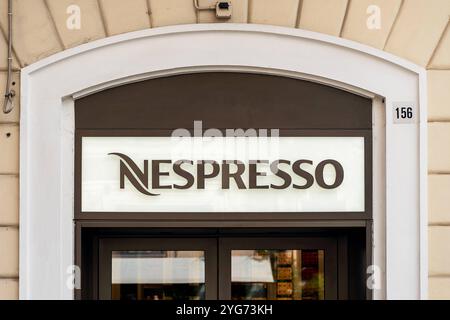 Bari, Italia - 22 settembre 2023: Facciata del negozio Nespresso di Bari, Italia, con logo illuminato sopra l'ingresso. Immagine simbolica per caffè di alta qualità e marchi di lusso *** Fassade des Nespresso-Geschäfts a Bari, Italien, mit beleuchtetem Logo über dem Eingang. Symbolbild für hochwertigen Kaffee und Luxusmarken Foto Stock