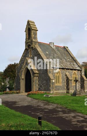 Highland Road Cemetery, Southsea, Portsmouth, Hampshire. 17 ottobre 2024. Colour, la Cappella del riposo nel cimitero. Foto Stock