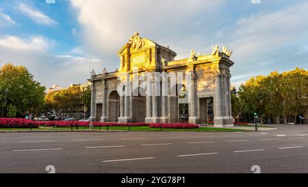 Porta di Alcala vista all'alba con i raggi del sole che passano attraverso gli alberi, Madrid, Spagna Foto Stock