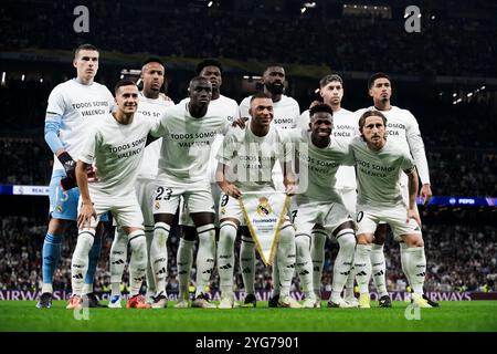 Madrid, Spagna. 5 novembre 2024. I giocatori del Real Madrid CF posano per una foto della squadra che indossa una maglietta con la scritta "Todos somos Valencia" prima della partita di calcio della fase di UEFA Champions League 2024/25 tra il Real Madrid CF e l'AC Milan. Crediti: Nicolò campo/Alamy Live News Foto Stock