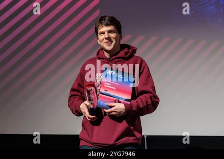 Breslavia, Breslavia, Polonia. 6 novembre 2024. Il 15° American Film Festival di WrocÅ‚aw ha accolto l'acclamato attore Jesse Eisenberg come uno dei suoi ospiti principali quest'anno. Noto per i suoi ruoli in film come The Social Network, Zombieland e The Art of Self-Defense, Eisenberg porta una presenza unica sullo schermo e la sua partecipazione ha aggiunto un fascino speciale alla formazione di quest'anno. Il festival, che si tiene dal 5 all'11 novembre, celebra una vasta gamma di cinema americano, dai successi di Hollywood alle gemme indipendenti, mettendo in mostra la diversità e la profondità del cinema americano. Al festival, l'attore re Foto Stock