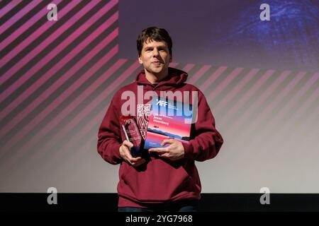 Breslavia, Breslavia, Polonia. 6 novembre 2024. Il 15° American Film Festival di WrocÅ‚aw ha accolto l'acclamato attore Jesse Eisenberg come uno dei suoi ospiti principali quest'anno. Noto per i suoi ruoli in film come The Social Network, Zombieland e The Art of Self-Defense, Eisenberg porta una presenza unica sullo schermo e la sua partecipazione ha aggiunto un fascino speciale alla formazione di quest'anno. Il festival, che si tiene dal 5 all'11 novembre, celebra una vasta gamma di cinema americano, dai successi di Hollywood alle gemme indipendenti, mettendo in mostra la diversità e la profondità del cinema americano. Al festival, l'attore re Foto Stock