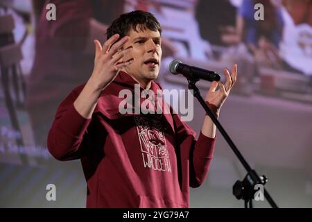 Breslavia, Breslavia, Polonia. 6 novembre 2024. Il 15° American Film Festival di WrocÅ‚aw ha accolto l'acclamato attore Jesse Eisenberg come uno dei suoi ospiti principali quest'anno. Noto per i suoi ruoli in film come The Social Network, Zombieland e The Art of Self-Defense, Eisenberg porta una presenza unica sullo schermo e la sua partecipazione ha aggiunto un fascino speciale alla formazione di quest'anno. Il festival, che si tiene dal 5 all'11 novembre, celebra una vasta gamma di cinema americano, dai successi di Hollywood alle gemme indipendenti, mettendo in mostra la diversità e la profondità del cinema americano. Al festival, l'attore re Foto Stock