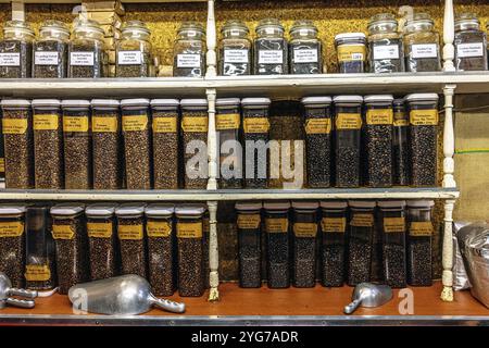 All'interno dei negozi di caffè algerini nella Old Compton Street, Soho, nel centro di Londra. Il negozio è aperto dal 1887 e vende caffè e tè Foto Stock